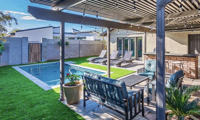 Southwest Village House | Recent remodel walk to Old Town w/ heated pool