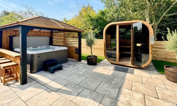 Raywell Ski Chalet | Recently upgraded to include Tilt and turn Gazebo over hot tub.