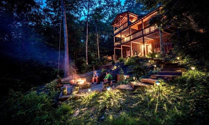 Blue Ridge Villa | Red Apple Mountaintop cabin hot tub, WiFi, Pet friendly, Fireplace, pit, BEST VIEWS