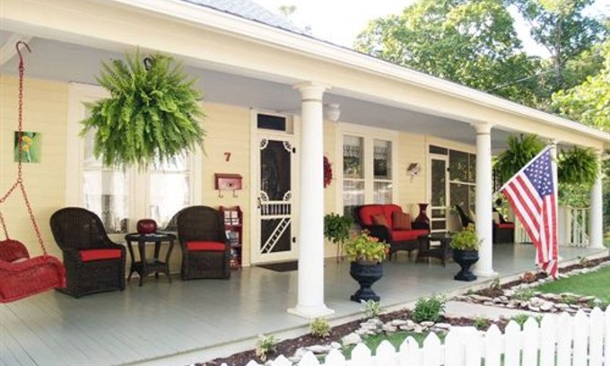 Eureka Springs Historic District Bed & Breakfast | Red Bud Manor