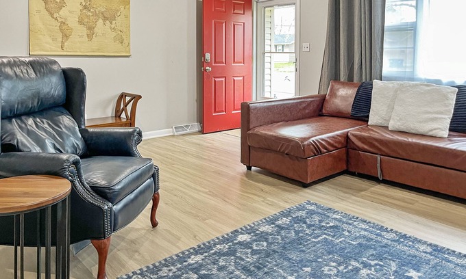 Springfield House | Red Tail Cottage: Full Fence, Hammock Chair, Walk to Bass Pro, Movie Night