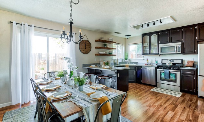 Redding House | Redding Multi-Family Retreat w/Mt. Shasta Views