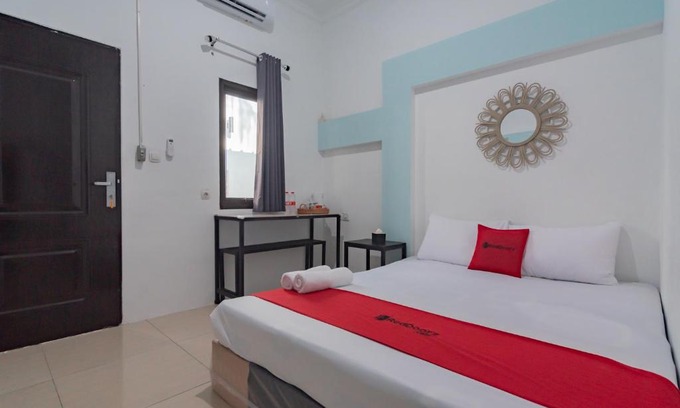 Karawang Hotel | RedDoorz at Jalan Otista Karawang