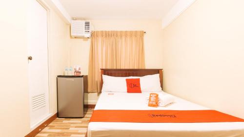 Sampaloc Hotel | RedDoorz near PNR Espana Station