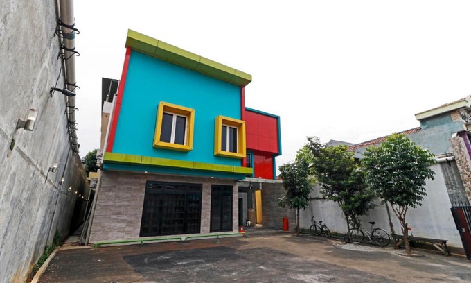 Cawang House | RedDoorz Plus near Halim Perdanakusuma 2