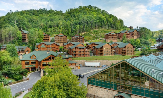 Gatlinburg Resort | Reduced-Enjoy Christmas in 2 BR lux resort, indoor waterpark & Smoky Mtn views