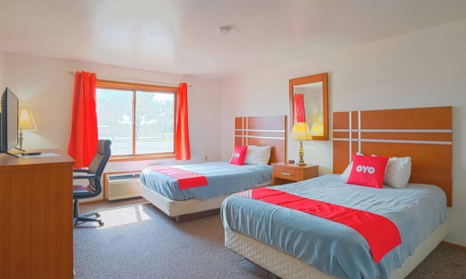 Redwood Falls Hotel | Redwood Falls Stay Near Ramsey Park with Full Beds & Pet-Friendly Amenities