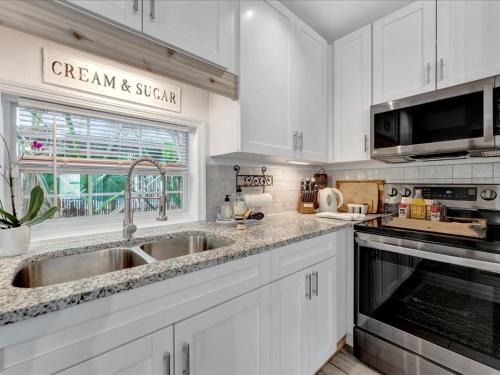 Largo Apartment | Reimagine Relaxation - Discover A Luxury Vacation That Inspires!