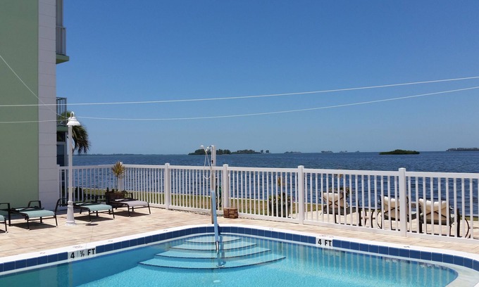 Dunedin Condo | Relax and enjoy life at our updated Dolphin Point Condo in Dunedin