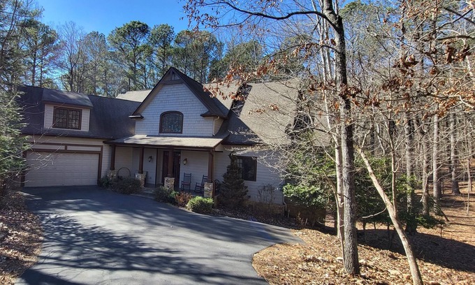 Big Canoe House | Relax and play in your forest get-away at Big Canoe