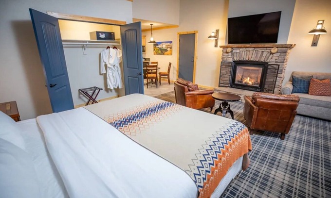 Mammoth Lakes Hotel | Relax in Mountain View Room Near Trails & Mammoth Ski Areas for Getaways