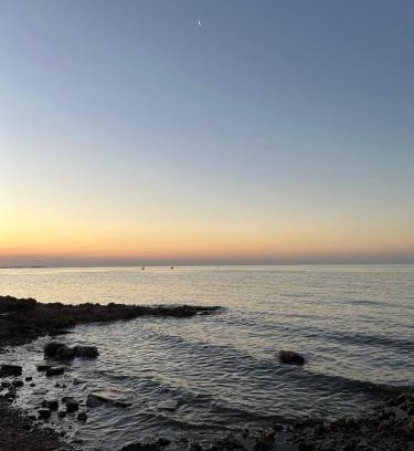 Miramar Apartment | Relax in New Andalucía- Tu refugio costero con pileta