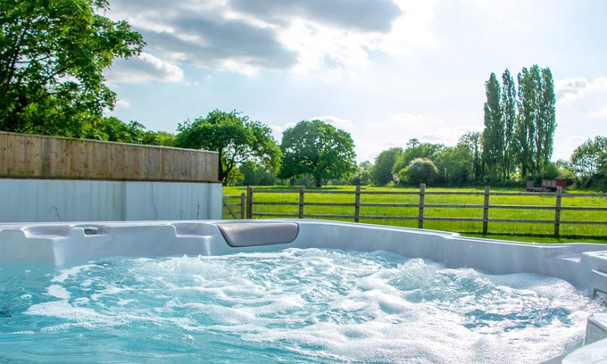 Crediton House | Relax in Style: Gorgeous 4-Bed Modern Barn in Glorious Mid Devon