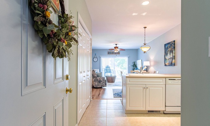 Southport Condo | Relax & Unwind in Blue Haven!