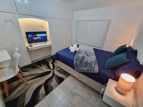 Harehills House | Relaxed Double bed with private bathroom, parking, WiFi and garden.
