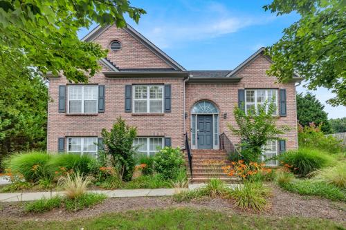 Buford House | Relaxing 3BR Duplex Home w/Pool & Patio