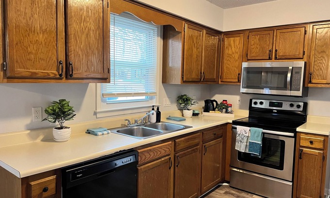 Greensboro House | Relaxing Greensboro Stay With King Bed