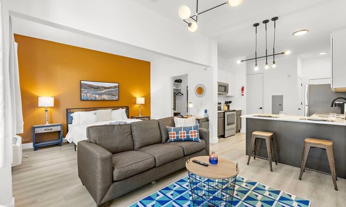 Elizabeth Hotel | Relaxing King Studio | 15 Min EWR | Free Parking !