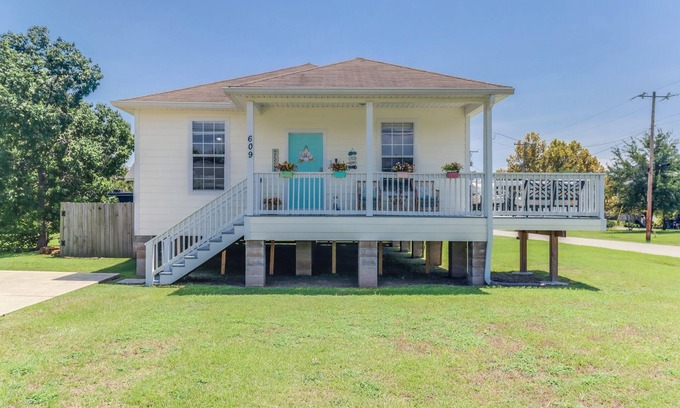Long Beach House | RELAXING & QUIET! Walk to Beach, Fenced in Yard, Updated, Clean, Pet Friendly