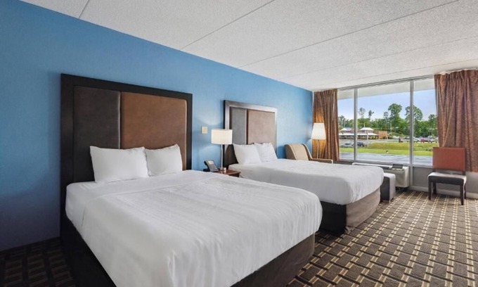 Greeneville Hotel | Relaxing Room Near Historic Site With Pets Welcome and Parking