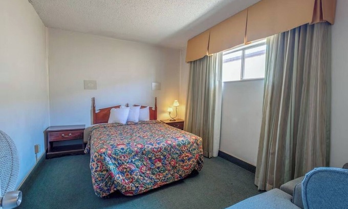 Allison Hotel | Relaxing Room w/Premium Cable Just Miles From Gallup Airport & Local Dining