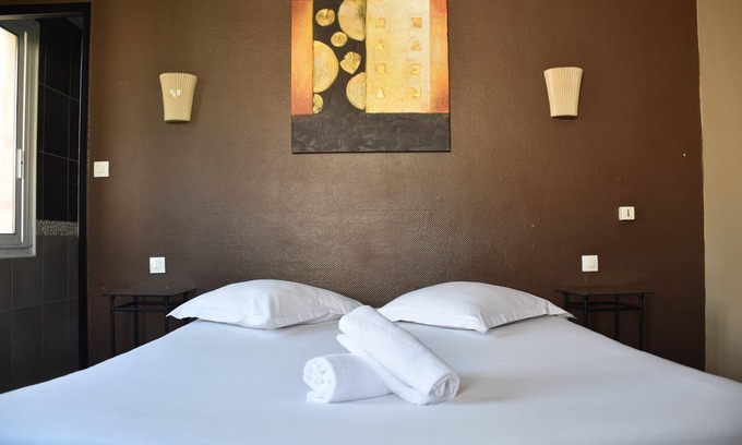 Sanary-sur-Mer Hotel | Relaxing Stay with Garden Access and Private Parking - Family Friendly