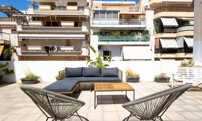 Neos Kosmos Ski Chalet | Renovated (2025) 4 Bdr House near Acropolis - New Beds, Terrace & Green Yard