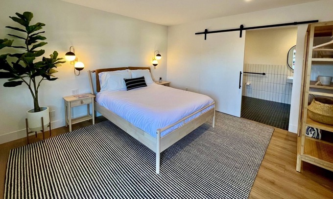 Upper East House | Renovated Mid-Century Modern Boutique Motel Room
