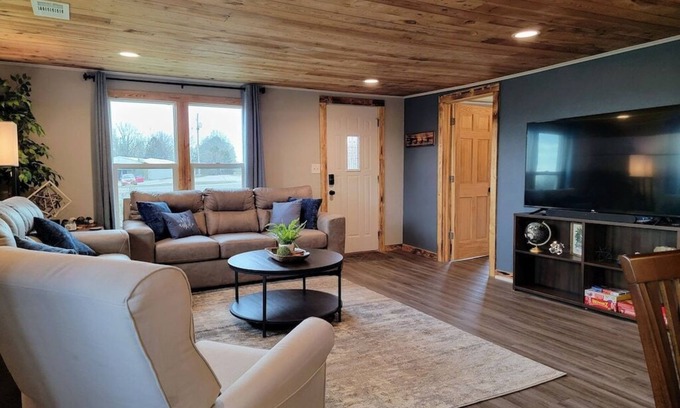 Gassville House | Renovated Rustic Charm! Conveniently located