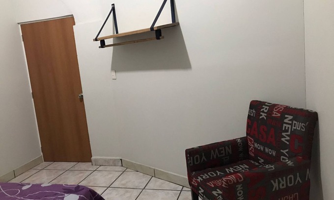 Tlaquepaque House | Residence in industrial area and universities.