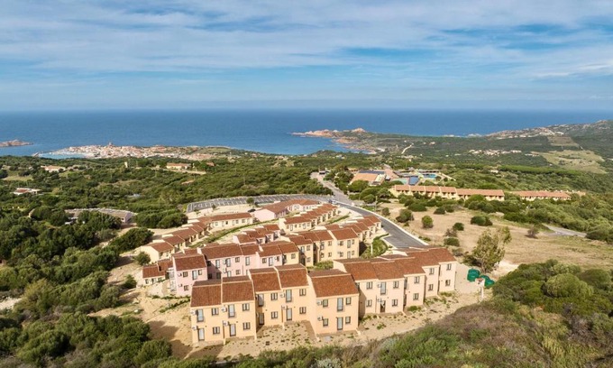 Trinita d'Agultu e Vignola Apartment | Residence with swimming-pool in Isola Rossa, just about 2 km from the beach La Marinedda