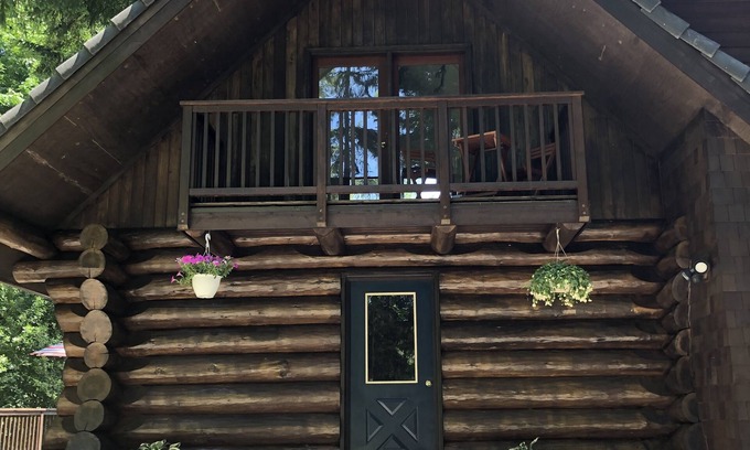 Indianola Cabin | Rest, relax and recharge at this amazing log cabin