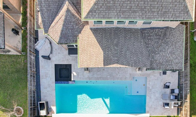 Pecan Grove House | Retreat Pool & Spa – Perfect for Families, Groups!