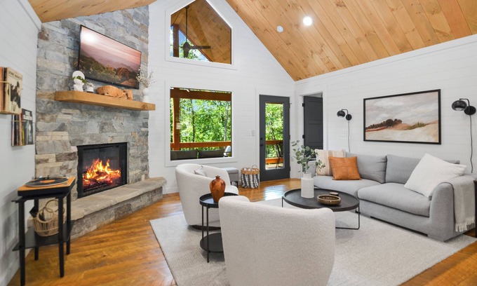 Cherry Log Cabin | Retreat to the Mountains + Luxe Kings + Hot Tub + 15 min to Blue Ridge & Ellijay