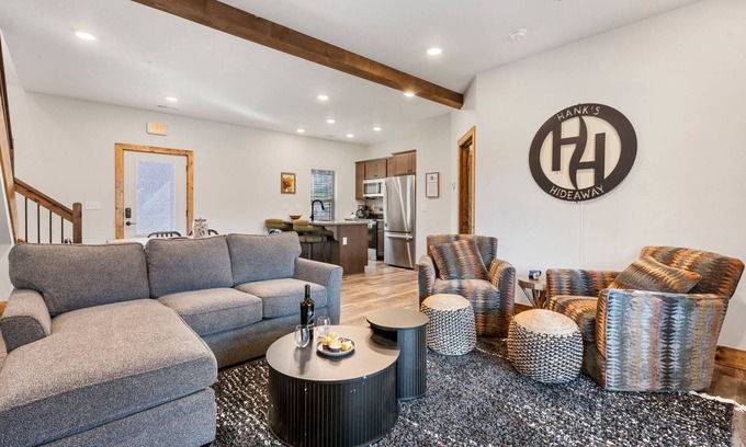 Hollister Cabin | Retreat w Arcade-Pvt Hot Tub-Free Tickets-Community In&Outdoor Pool-Near Thunder Ridge