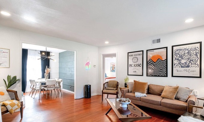 Wichita House | Retro Retreat - 2K - Fun and Cozy - Fenced Yard