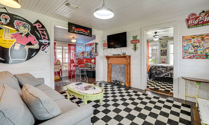 Llano House | Retro Retreat in Llano w/Screened Porch!