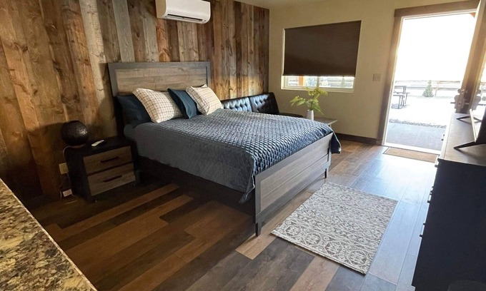 Gardiner Cabin | Rhodopa Lodge at Yellowstone Hotel rooms