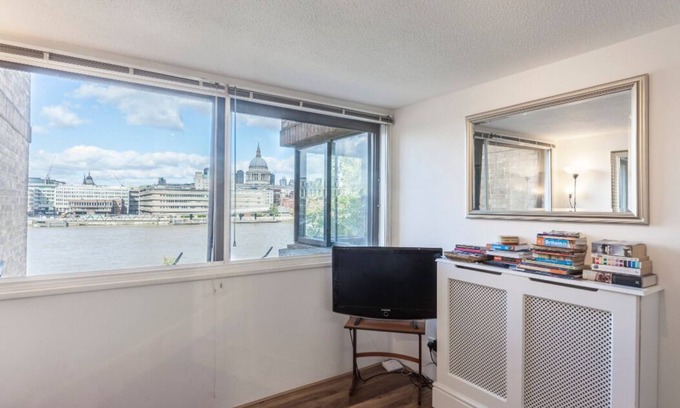 South Bank Apartment | River views in the heart of London's trendy Southbank.