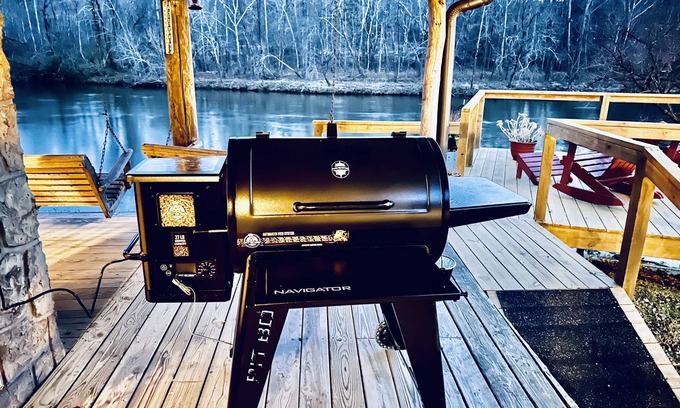 Jonesborough Cabin | Riverfront 2 Bedroom Cabin on the Nolichucky River