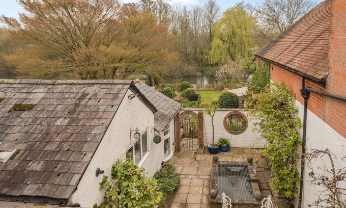 New Forest District Cottage | RIVERSIDE HOUSE, pet friendly, with open fire in Fordingbridge