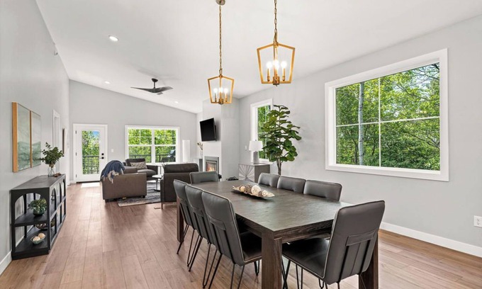 Duluth House | RiverWest Vista - Base Spirit Mtn, Riverfront, Sauna, Dog Friendly, 20% off Bike Rentals