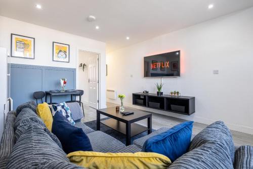 Cradley Apartment | RNM - Business Pro Ready, Private Access Entire Place, Kitchen and bathrooms with all Amenities, Fast WiFi, Smart Tv, Premium Bed, Parking Nearby