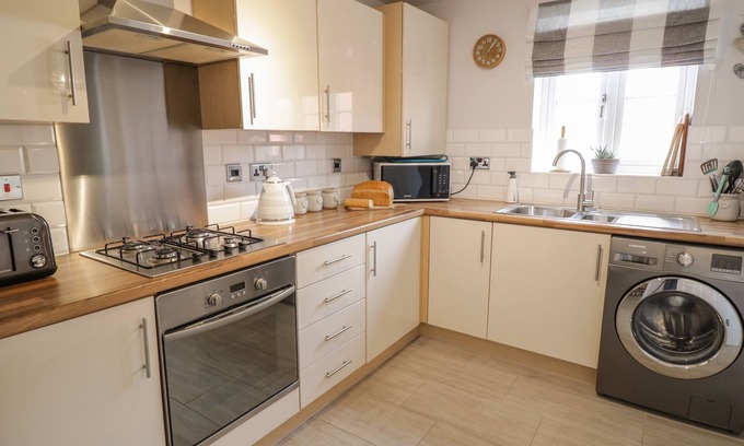Evesham Cottage | ROBINS COTTAGE, family friendly, with a garden in Evesham