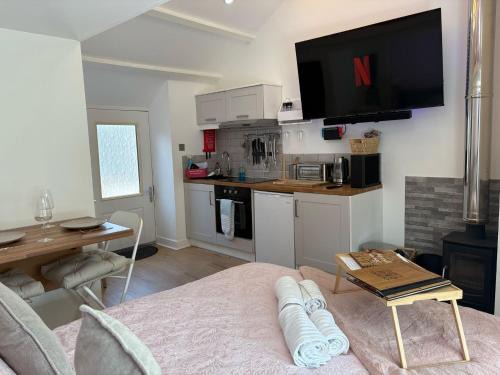 Brynsiencyn House | Robyns Retreat - Cosy Hideaway Perfect To Explore
