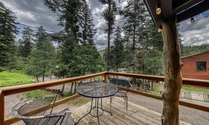 Ruidoso Cabin | Rock Squirrel: Cozy Vintage Charmer With Hot Tub!