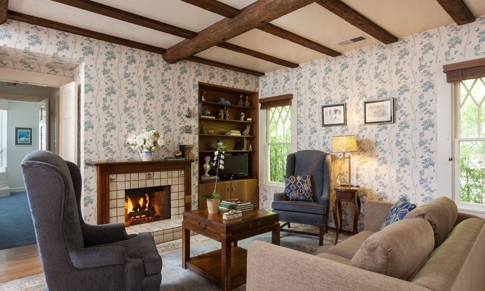 Oak Park Apartment | Romance in Santa Barbara in the Tweedledum Suite
