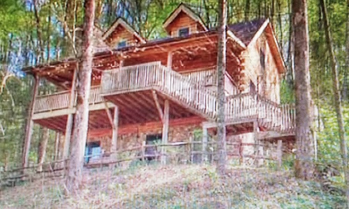 Topton Cabin | Romantic,Cozy Log Cabin, Hot Tub, WiFi, pool table