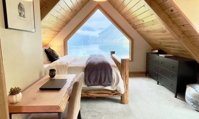 Hoodsport Cabin | ROMANTIC RETREAT- Unique Lakefront Cabin with Stunning Views, Well Stocked+EV