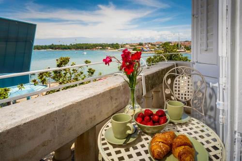 City Center Apartment | Romeo and Juliet Apartment with Balcony and Sea View